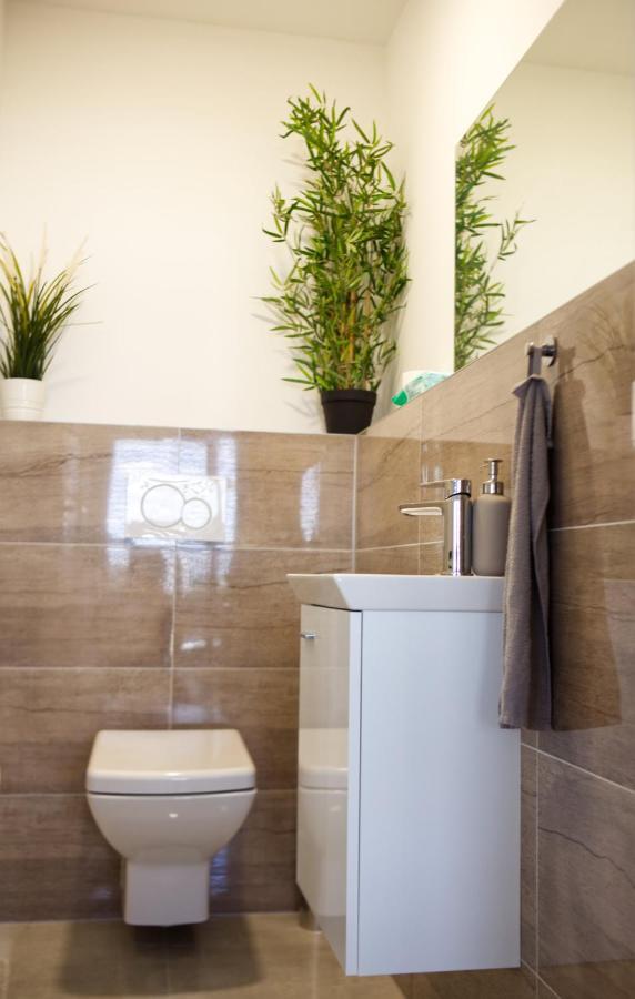 New 1 Bdr, W/Private Parking Apartman Pozsony Kültér fotó